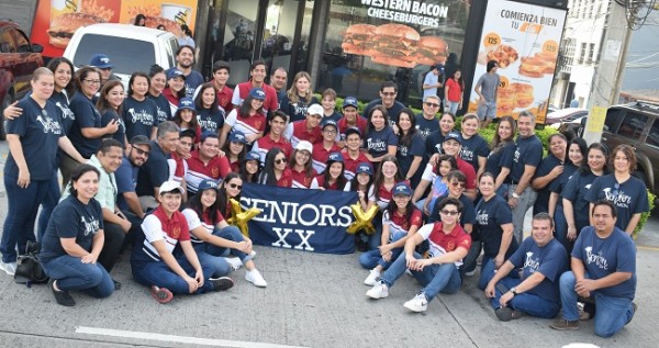 Los seniors XX de la Franciscan School junto a sus padres de familia en una imagen para recordar por siempre ¡El día de su entrada triunfal!