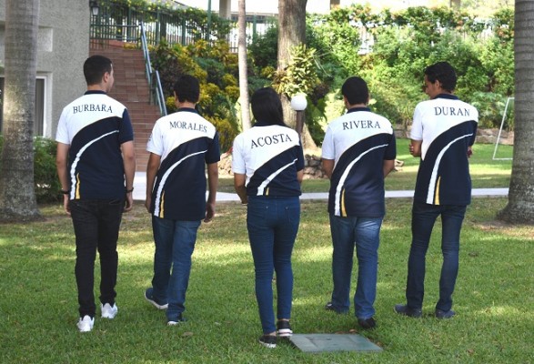 Los seniors XX emprendieron su recta final de regreso a clases, luciendo camisas deportivas con sus apellidos en la espalda