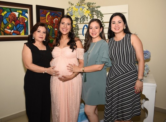 Lucy de García, Carmen Emilia Sagastume de García, Cindy García y Cinthia García