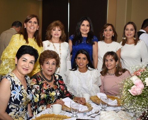 María Alexandra de Vogelsang, Maritza Lara, Claudia Jordán, Diana Larach, Sandra Mata, María Antonia Rivera, Lily Faraj, Melissa Handal y Elena Pumpo de Faraj