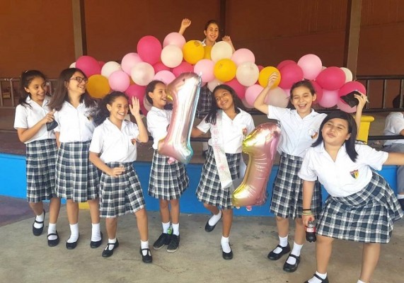 Mhia Valeria Barahona Caballero celebró su décimo primer cumpleaños ¡por partida doble! sus compañeras de La Salle festejaron junto con ella y continúo haciéndolo al llegar a La Ceiba…
