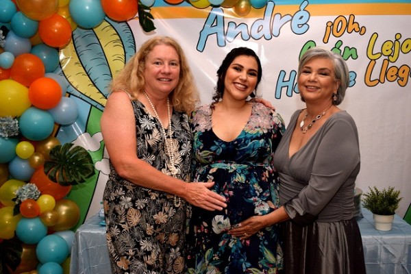 Muy alegres las abuelas Roxana Barletta y Jennifer Vipond junto a Eva Barletta de Vipond