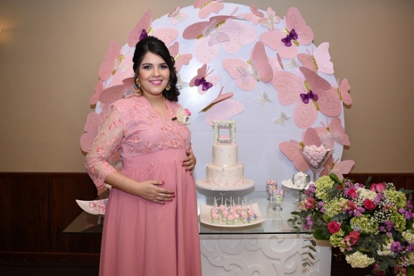 Olga Alejandra compartio con sus selectas invitadas el pastel y treats elaborados por Hanan´s Bakery exclusivamnete para el festejo maternal