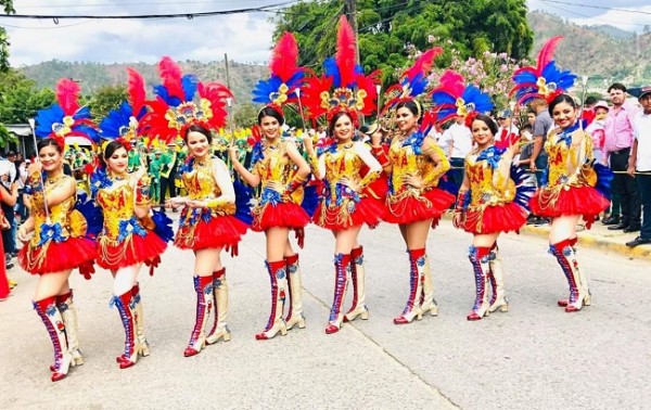 El diseñador internacional danlidense Arturo Calix se robó el show en el  desfile de Fiestas Patrias de la Ciudad de las Colinas.... Las palillonas del Centro Vocacional Pedro Nufio fueron lo más admirado del desfile gracias a sus habilidades artísticas, así como a su espectacular vestuario inspirado en nuestra ave nacional, la Guara Roja, que fue magistralmente plasmado por el novel artista...