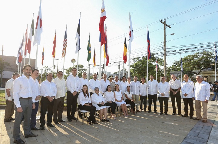 Izamiento de pabellones de naciones amigas en la nueva “Plaza de Banderas” de San Pedro Sula