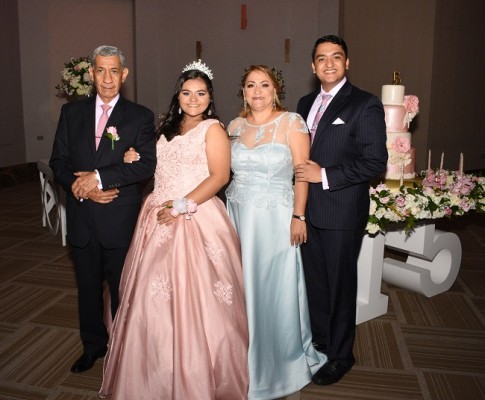 Renán Zelaya Barahona junto a su hija, Ana Carolina Zelaya Martínez, Sonia Elizabeth Martínez González y el hermano de la quinceañera, Renán Alberto Zelaya Martínez.