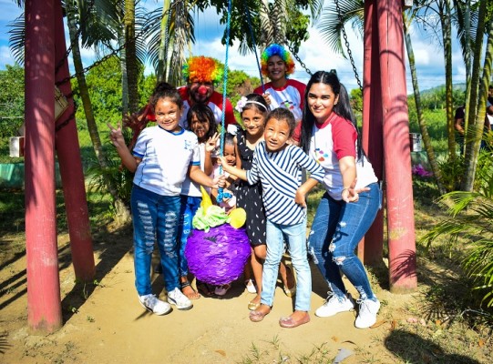 Grupo Jaremar dibuja sonrisas a 50 niños-Reventar piñatas