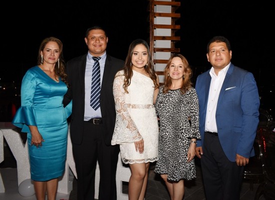 Sandra Quijada junto a su hijo, Xavier Coto, Valeria Montserrath Coto, Anabel Quijada y Jorge Coto