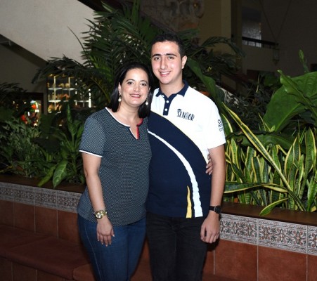 Janet Burbara con su hijo Samer Burbara