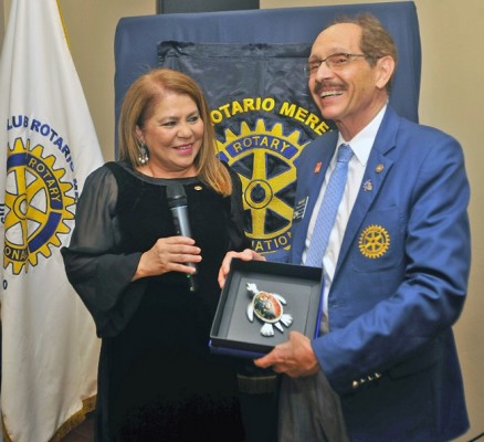 Belinda Ordoñez, Presidente del Club Merendón y Franky Viau, Gobernador Rotario del Distrito 4250