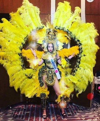 Ariana Bustillo, la cuestionada Miss Honduras Internacional se presentó anoche en  la competencia de trajes típicos en Tokio, Japón...con un diseño del artista Arturo Calix...