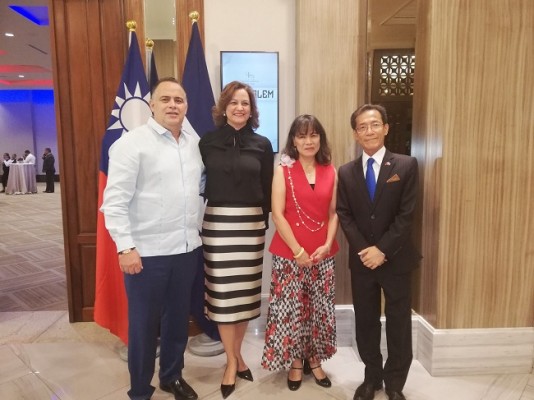 Armando Calidonio y su esposa Karen con el Benito Liau y su esposa anfitrion del festejo en honor a la fiesta Nacional de China Taiwan