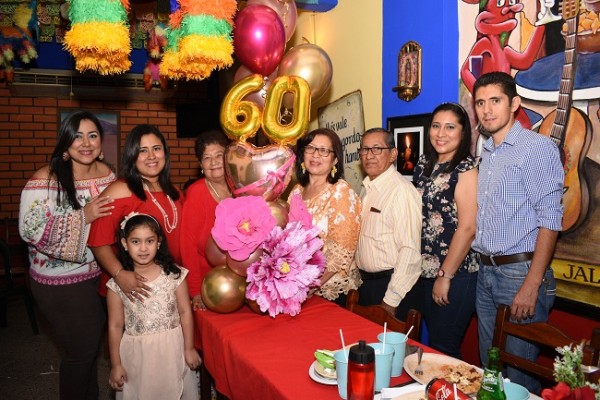 Celebrando el cumpleaños de Xiomara Montes: Jenny Rodríguez, Vanessa y Mónica Rodríguez, Doña Yaya Montes, Pablo y Xiomara Rodríguez y Elvin Méndez