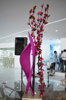 Precioso arreglo alusivo a la camapaña rosa inaugurada por hospital Cemesa elaboró Elizabeth Samara