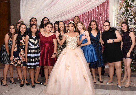 Compañeras de estudio de Soad en el noveno grado del Instituto La Salle, le acompañaron en su fiesta de quinceañera