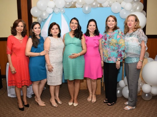 Con las oferentes de su baby shower: Eneida Martínez, Cindy García, Lucy de García, Carmen Emilia Sagastume de García, Cinthia Alvarenga, Ana Morales y Susy Lagos.