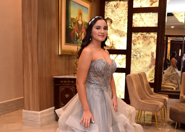 Alegría y belleza en los 15 de Cassandra Flores