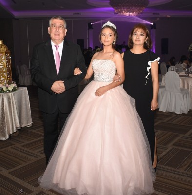 Isssa Kafati, muy orgulloso del brazo de su bella hija, Kathia Kafati y su madre, María de Los Angeles de Kafati