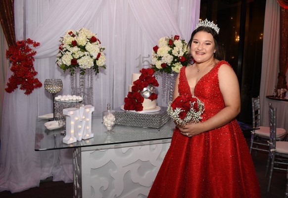 Mayra Michelle protagonizó una maravillosa fiesta de quinceañera rodeada del cariño de sus padres y selectas amistades.