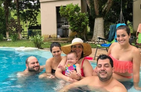 Doña Gaby Discua de Interiano disfrutando en familia