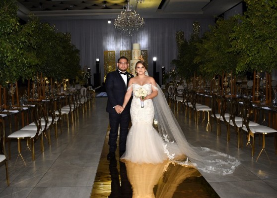 Dunia Geraldina Castellanos Chinchilla y Melvin Antonio Guillén Orellana se juraron amor eterno en una ceremonia oficiada en los Salones Emperador del Centro de Convenciones del Hotel Copantl.