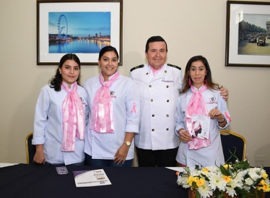 El reconocido chef Hernando Moreno y sus estudiantes de la Escuela de Gastronomía ya tienen todo listo para la Gastro Rosa, cena de gala a beneficio de la liga contra el cáncer hoy a partir de las 6:00 PM…La donación es de L.300 por persona será un menú exquisito…como invitados estarán Silvia Rodríguez, Jorge Torres y se unirán muchos amigos artistas ¡a disfrutar de esta gala en Restaurante Ave María! 