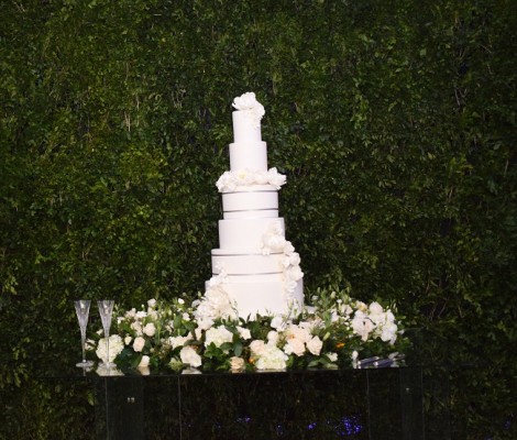 El delicioso pastel de bodas fue obra de Nadia Canahuati de Signature Cakes