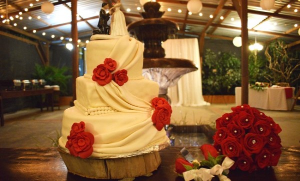 El exquisito pastel que disfrutaron los invitados a la boda.