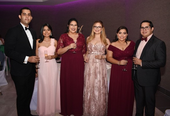 Gabriel Pedroza, Claudia Tinoco, Karla Cruz, Cristy Flores, Kimberly de Cruz y Carlos Cruz