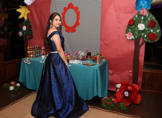 Gabriela Díaz se mostró encantadora al enfundarse en su atuendo de quinceañera de tonalidad azul royal