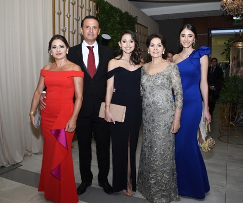 Gina, Constantino, Sofía, Adela y Paulina Pineda