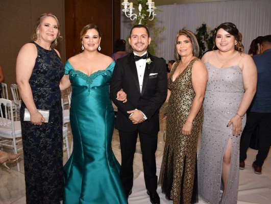 Glenda Salinas, la dama de honor, Alejandra Castellanos, Francel Santos, Miriam Pineda y María José Molina