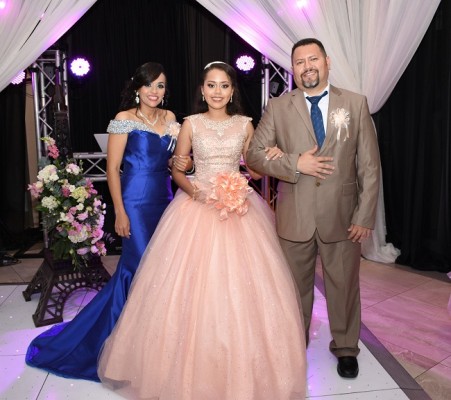 Heldy Giovanna Portillo Duarte junto a sus padres, Heldy Patricia Duarte Hernández y Marvin Yiovani Portillo