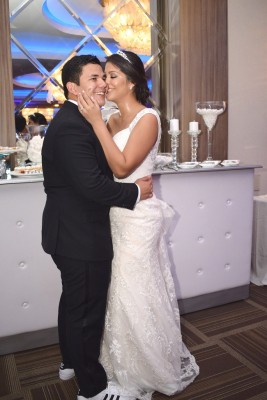 Homel David Jr. y Ana Carolina Mejía en su noche de bodas