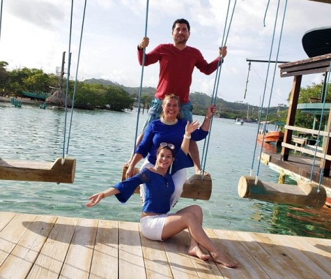 Héctor Caballero, Delmy Canales, Greisy Caballero, celebrando su cumpleaños en Roatán