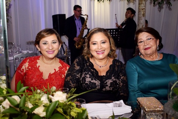 Jenny, Mirna y Paquita Carrión.