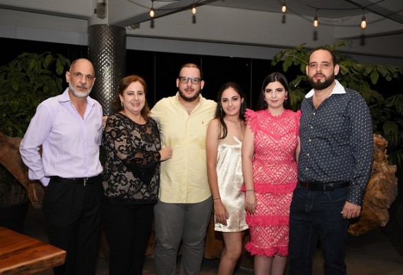 Jhonny Segebre y Mayela Sandino, Andrés, Ángela Sofía, Thiara y Gabriel Segebre