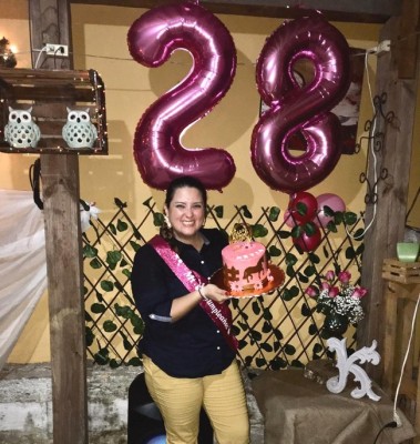 La guapísima Keyla Rivera fue alegremente sorprendida en su cumpleaños 28 con una íntima recepción en casa de su tía Judith Pineda, donde su family la esperaba al regresar del desfile Hípico en El Progreso, Yoro.