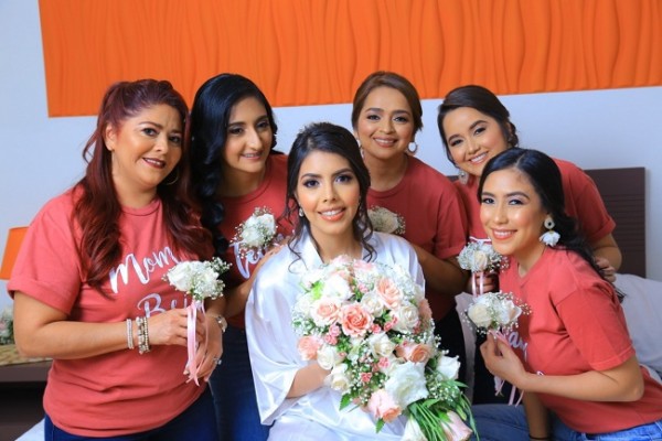 La bella novia Carolina Muñoz, con las damas de su cortejo de bodas.