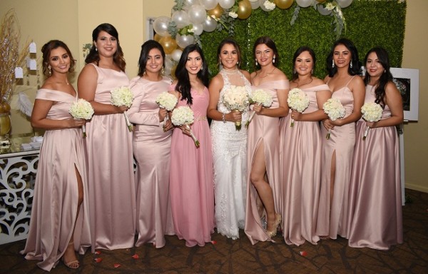 La bella novia con las damas de su cortejo de bodas