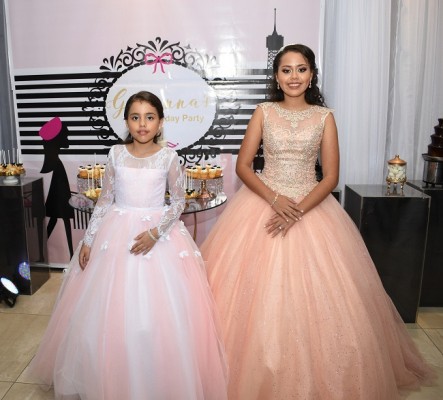 La bella quinceañera junto a su hermanita Heldy Suyapa Portillo Duarte