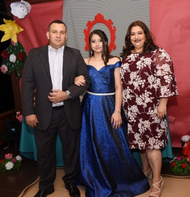 La bella quinceañera junto a sus padres, Juan Manuel Díaz y Laura Sabillón