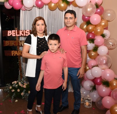 La cumpleañera con su pequeño hijo, José Manuel y su esposo, José Cruz