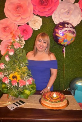 La especial Delmin Isaula fue agasajada en su cumpleaños por su gentil esposo, Marco Isaula con una bonita celebración en Restaurante Como en Casa