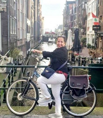 La guapísima patepluma Jackie Caballero decidió conocer muchos sitios de Ámsterdam en bici...Durante la gira que actualmente realiza por las europas...