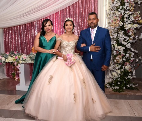 La quinceañera, Soad Yamileth Villatoro Pineda, junto a sus padres, Yamileth Pineda y Sergio Villatoro