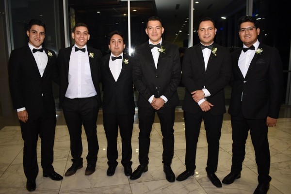 Los caballeros del cortejo de bodas: Darwin Villanueva, Héctor Coca, Daniel Mencía, Renan Raudales, Dennis Guillén y Manuel Rocha