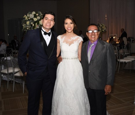 Los novios, Omar Villanueva y Fanny Navarro, junto a Luis Campos