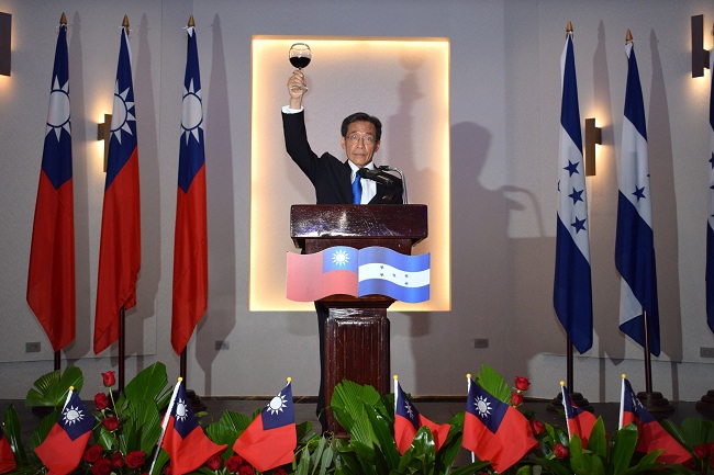 ¡Un brindis! por el aniversario de fundación de China Taiwán