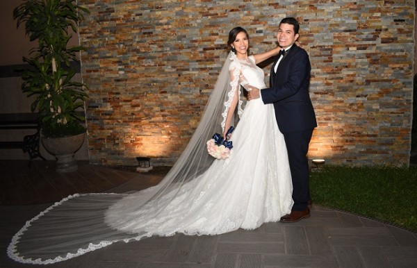 Omar Villanueva y Fanny Navarro fundieron sus destinos en una mágica noche de bodas